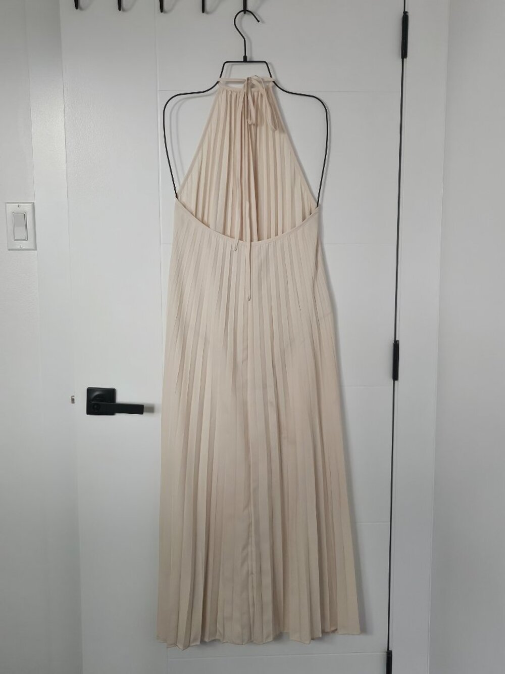 VeronaChic Cream Pleated Halter Maxi Dress – Elegant Backless Vacation & Resort - Picture 4 of 4